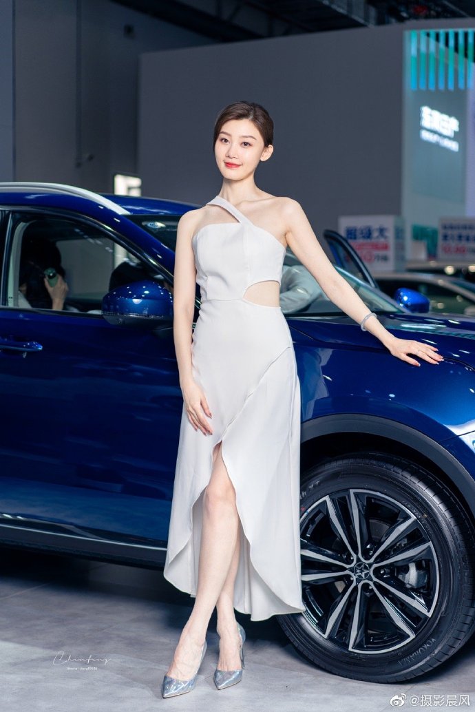 高挑有型美女车模香肩美腿写真