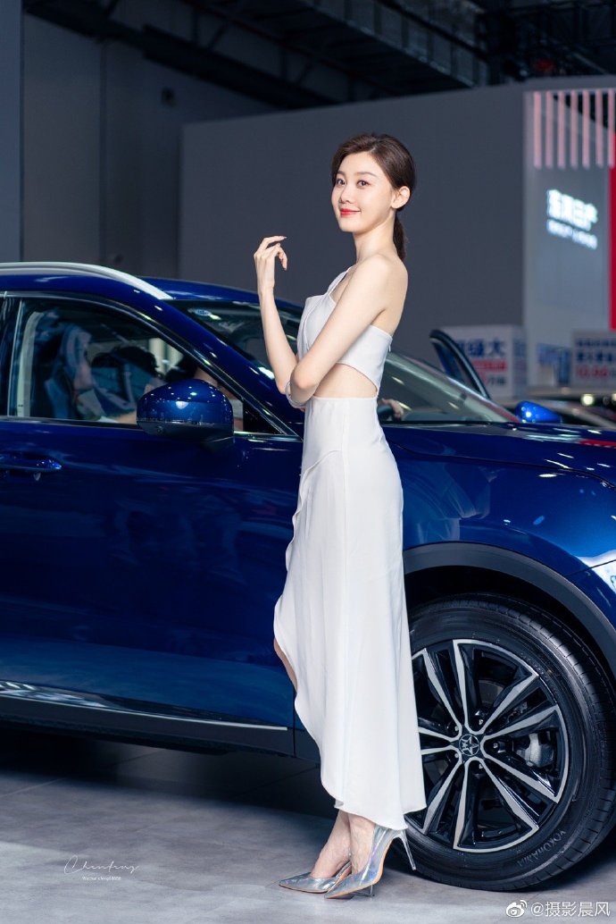 高挑有型美女车模香肩美腿写真