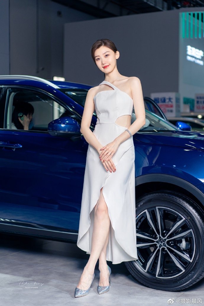 高挑有型美女车模香肩美腿写真