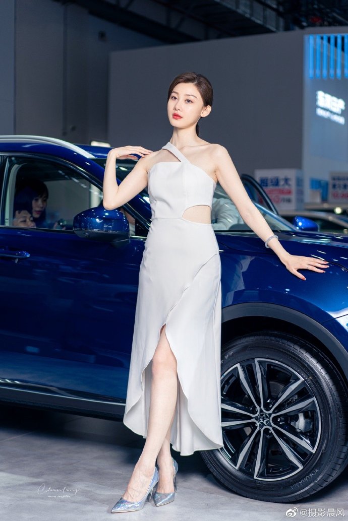 高挑有型美女车模香肩美腿写真