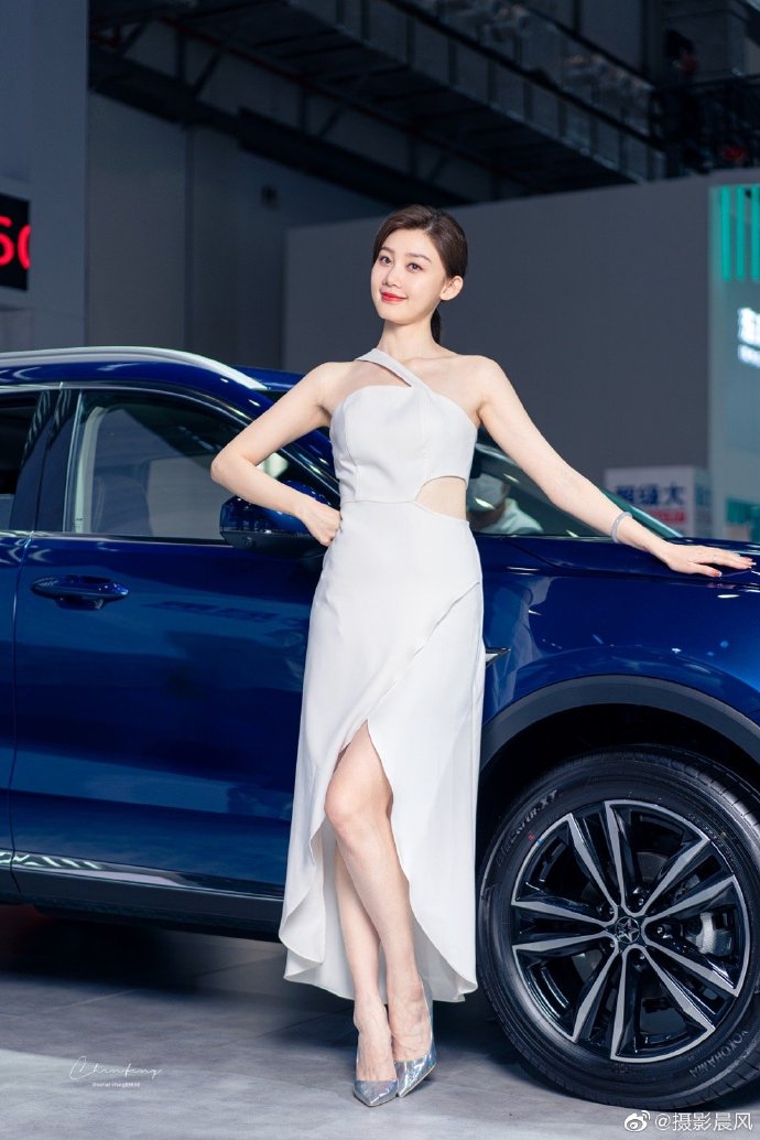 高挑有型美女车模香肩美腿写真