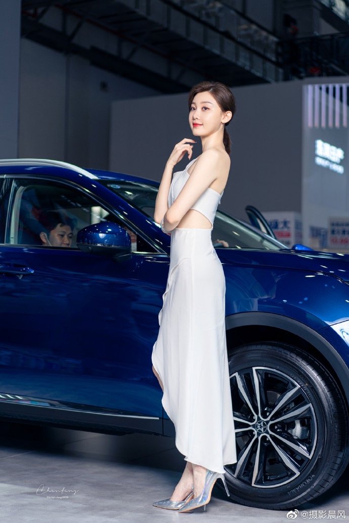 高挑有型美女车模香肩美腿写真