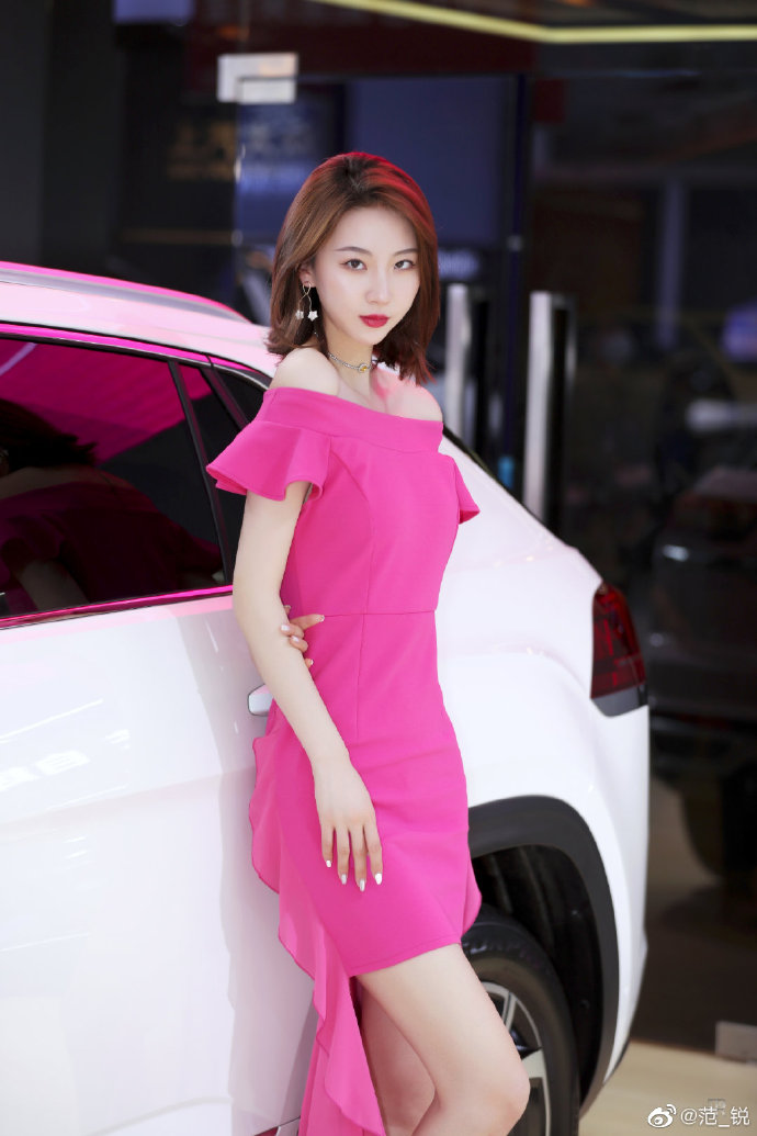 露肩短裙美女车模高跟美腿写真