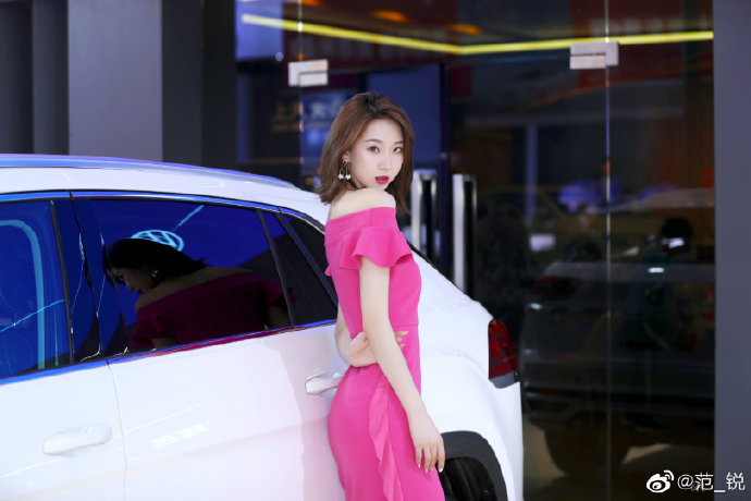 露肩短裙美女车模高跟美腿写真