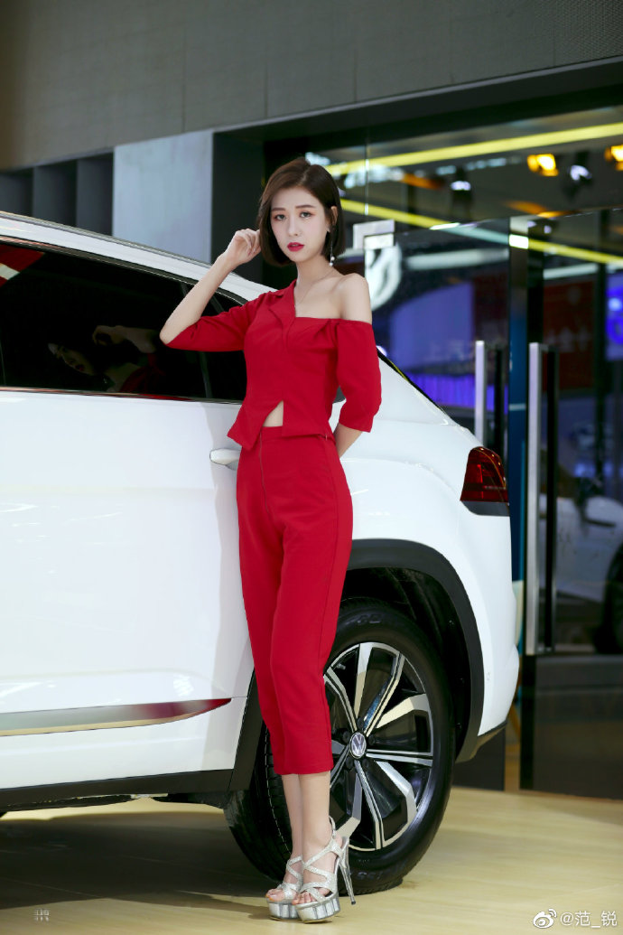 性感高跟美女车模香肩诱惑美图