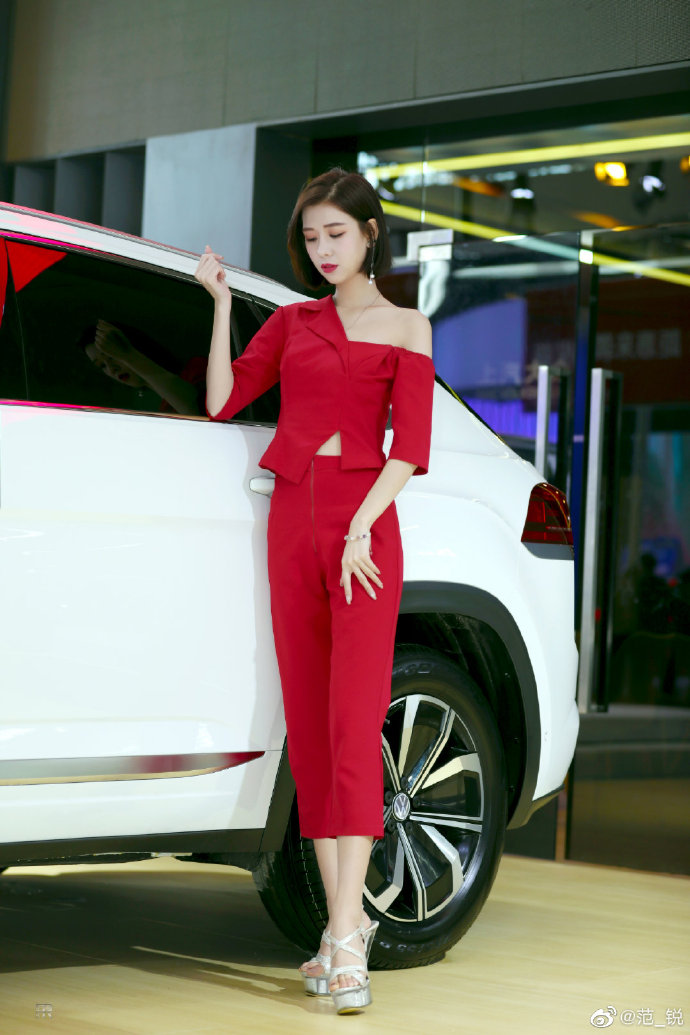 性感高跟美女车模香肩诱惑美图