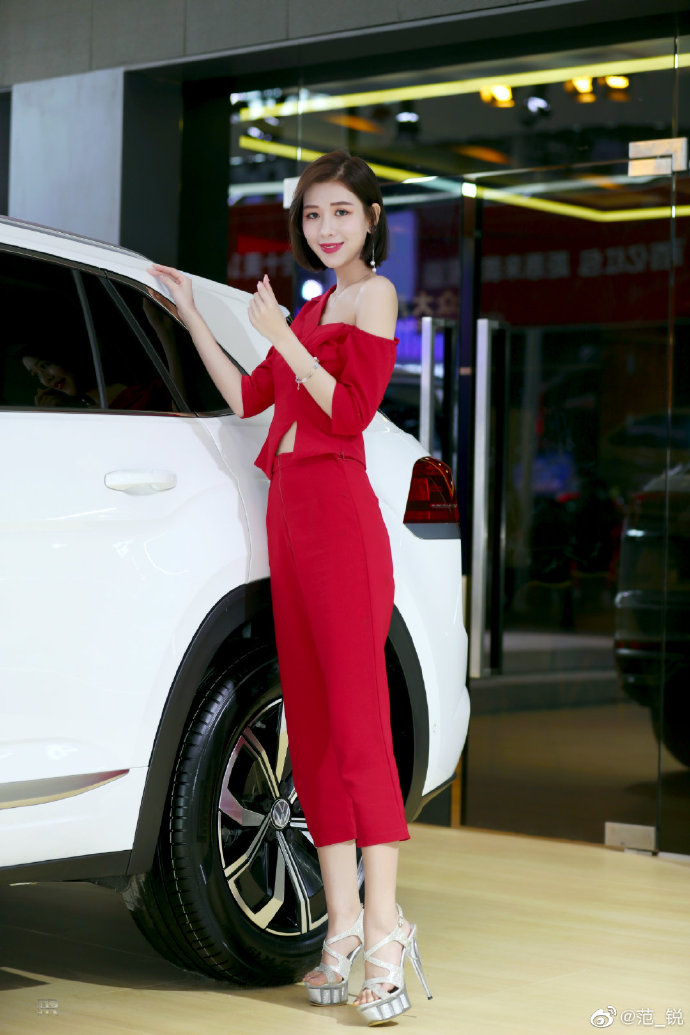 性感高跟美女车模香肩诱惑美图