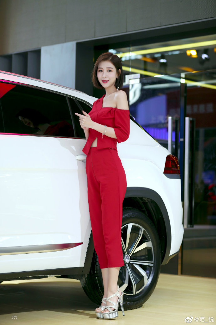 性感高跟美女车模香肩诱惑美图