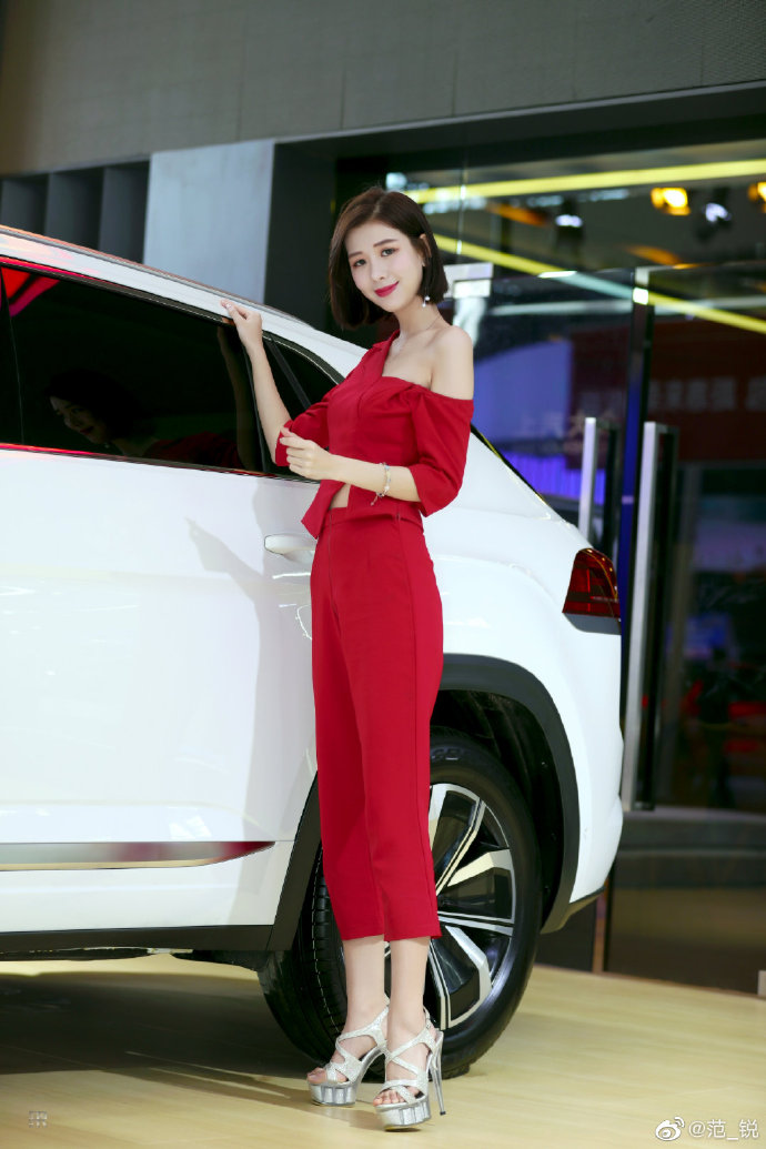 性感高跟美女车模香肩诱惑美图