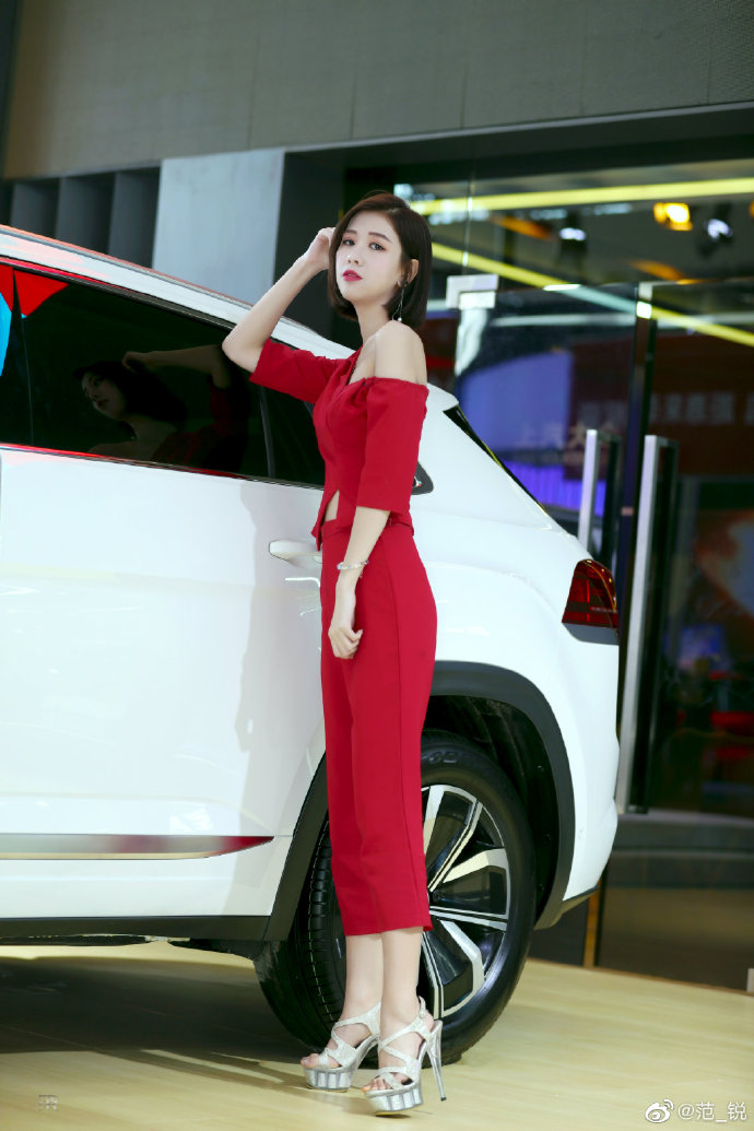 性感高跟美女车模香肩诱惑美图