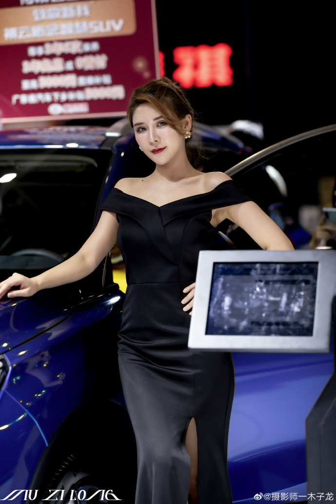 性感火辣美女车模前凸后翘写真