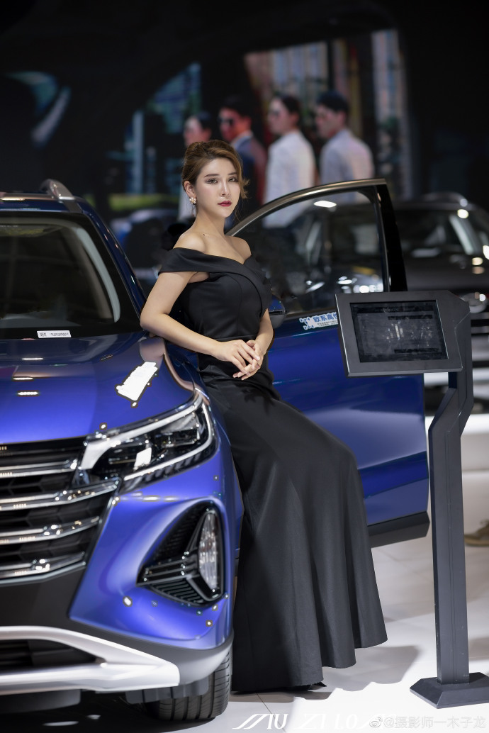 性感火辣美女车模前凸后翘写真