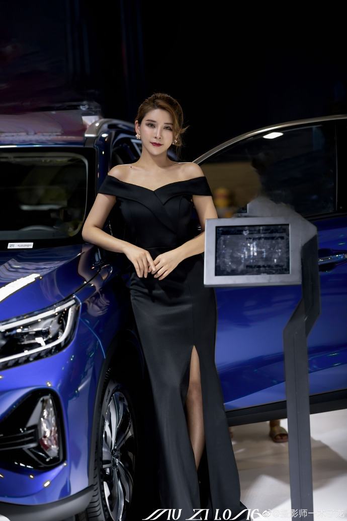 性感火辣美女车模前凸后翘写真