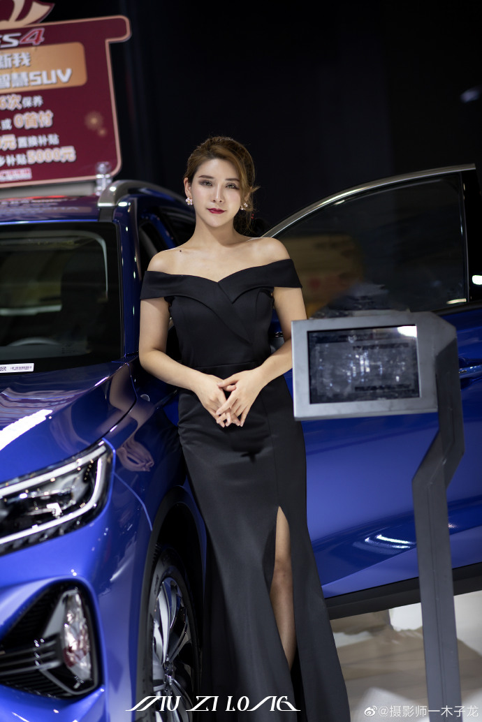 性感火辣美女车模前凸后翘写真