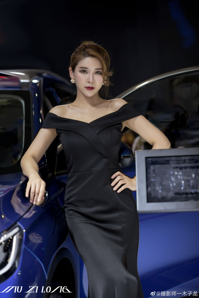 性感火辣美女车模前凸后翘写真