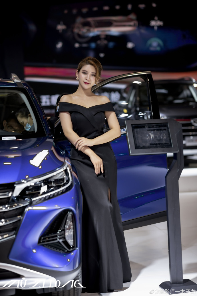 性感火辣美女车模前凸后翘写真