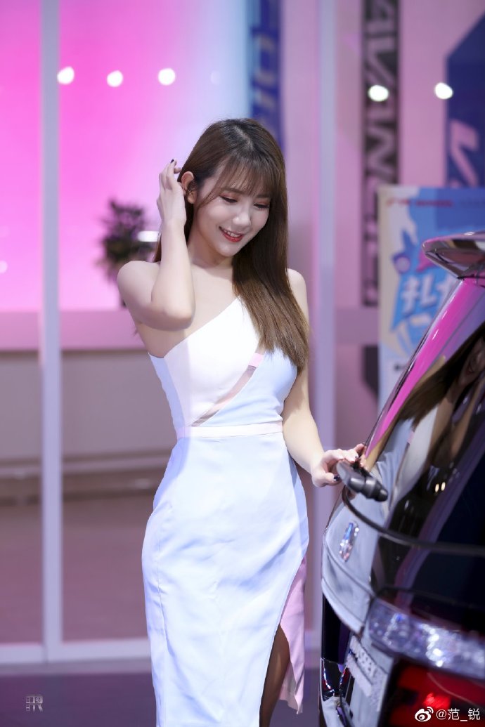 美女车模小露香肩性感迷人套图