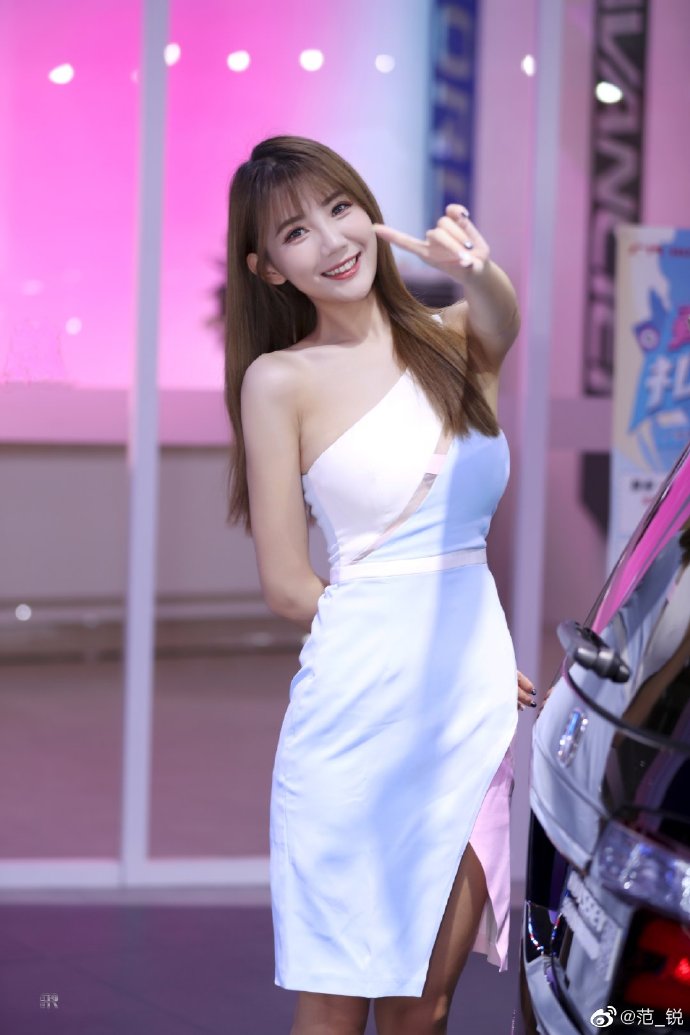 美女车模小露香肩性感迷人套图