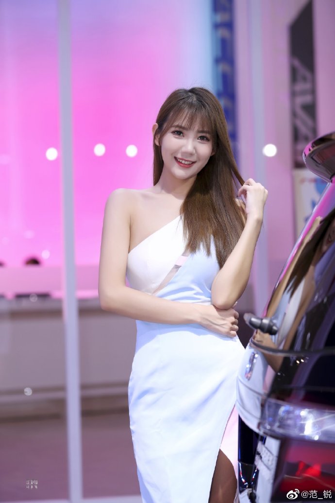 美女车模小露香肩性感迷人套图