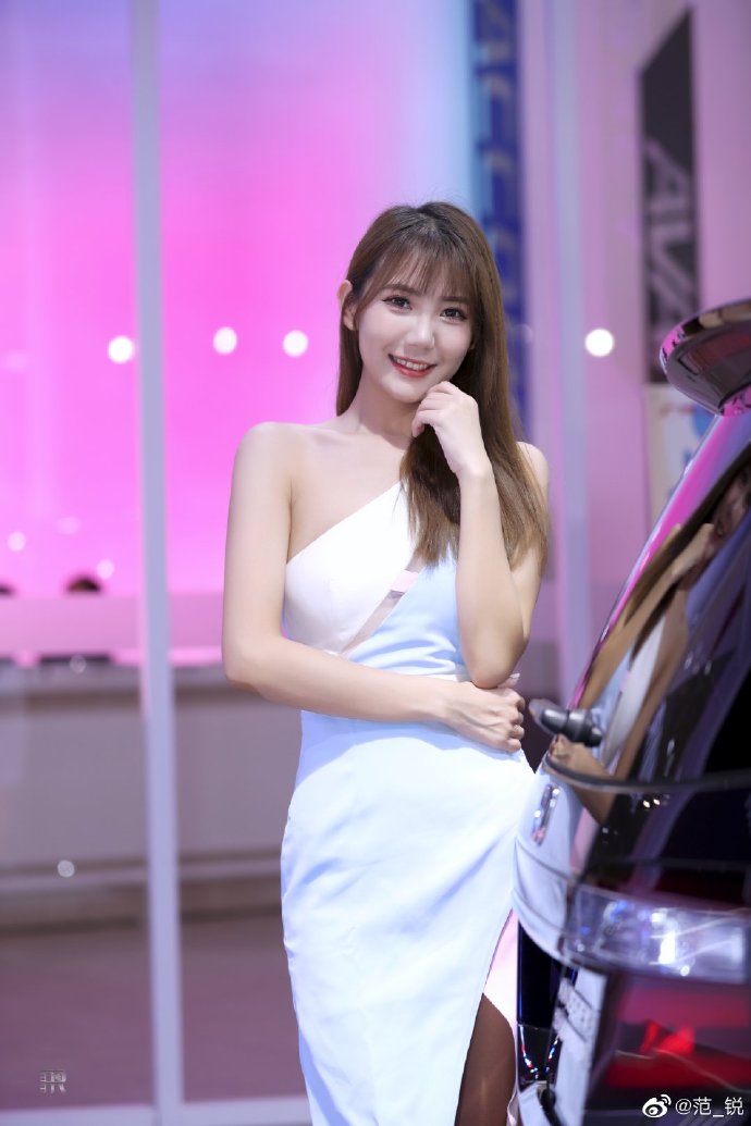 美女车模小露香肩性感迷人套图