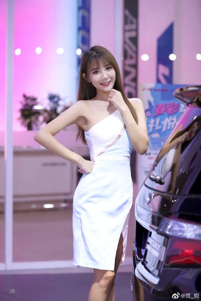 美女车模小露香肩性感迷人套图