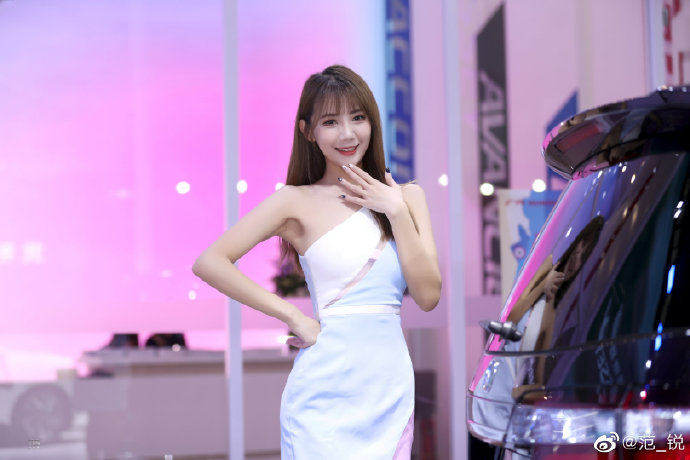 美女车模小露香肩性感迷人套图