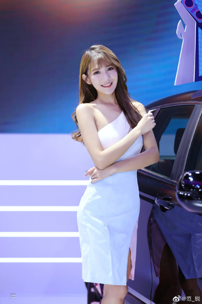 美女车模小露香肩性感迷人套图