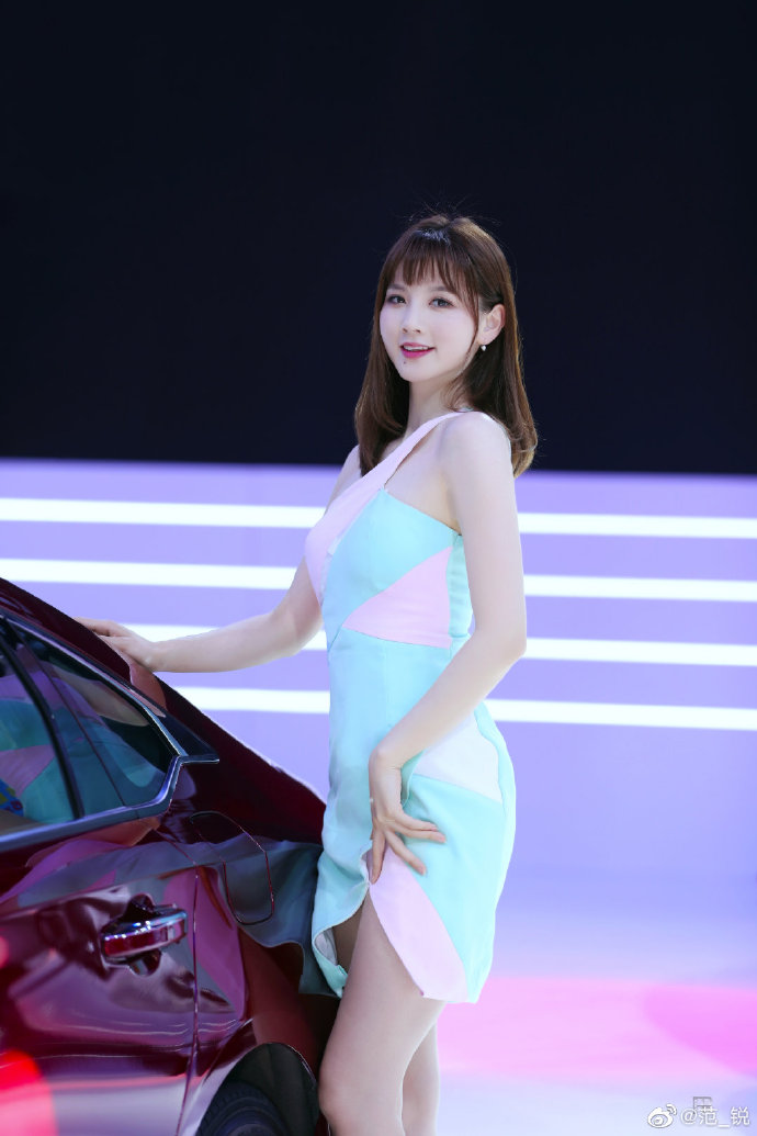 美女车模性感高跟美腿诱惑写真