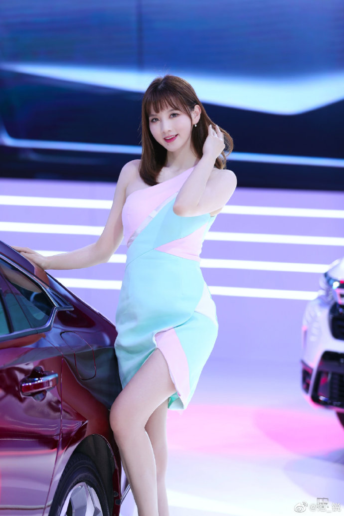 美女车模性感高跟美腿诱惑写真