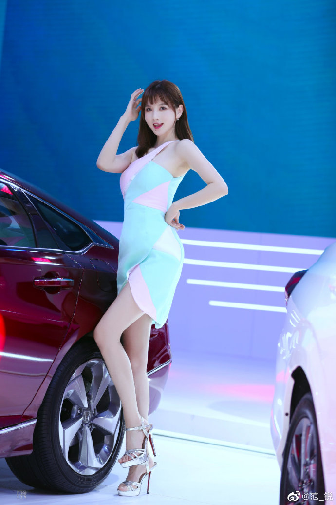 美女车模性感高跟美腿诱惑写真