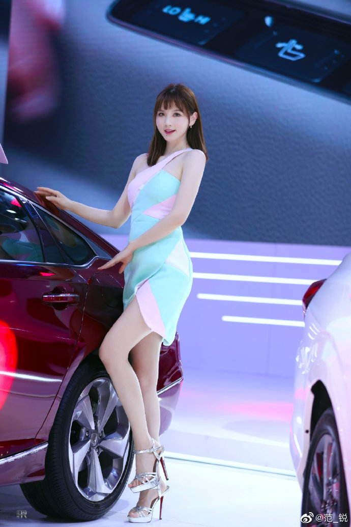 美女车模性感高跟美腿诱惑写真