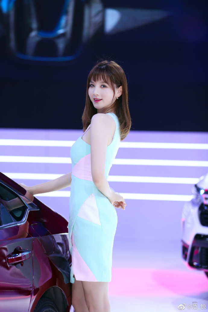 美女车模性感高跟美腿诱惑写真