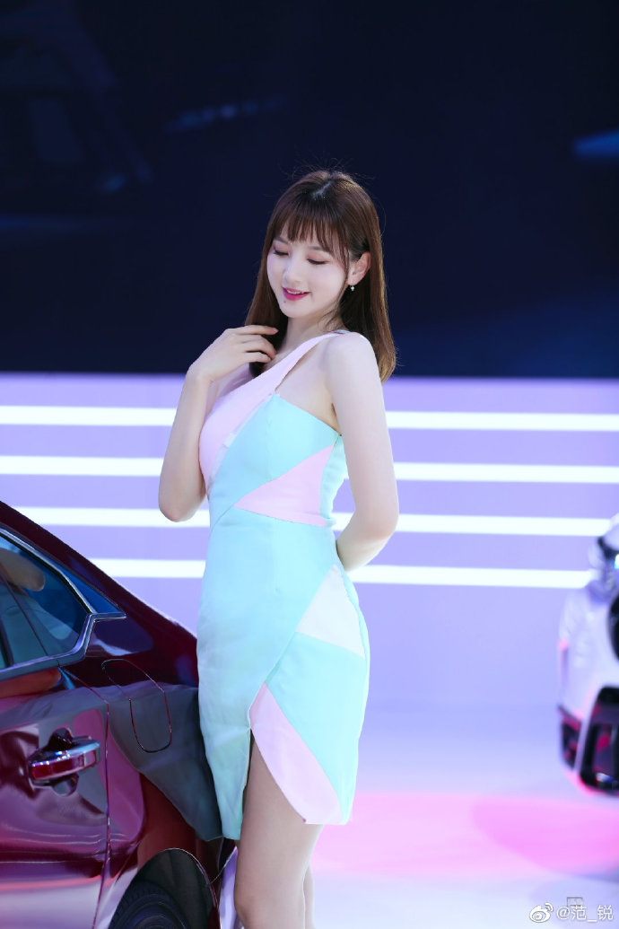 美女车模性感高跟美腿诱惑写真