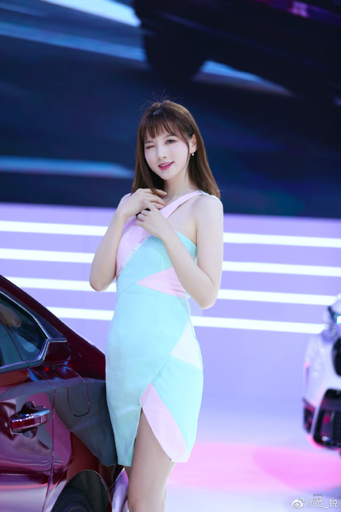 美女车模性感高跟美腿诱惑写真