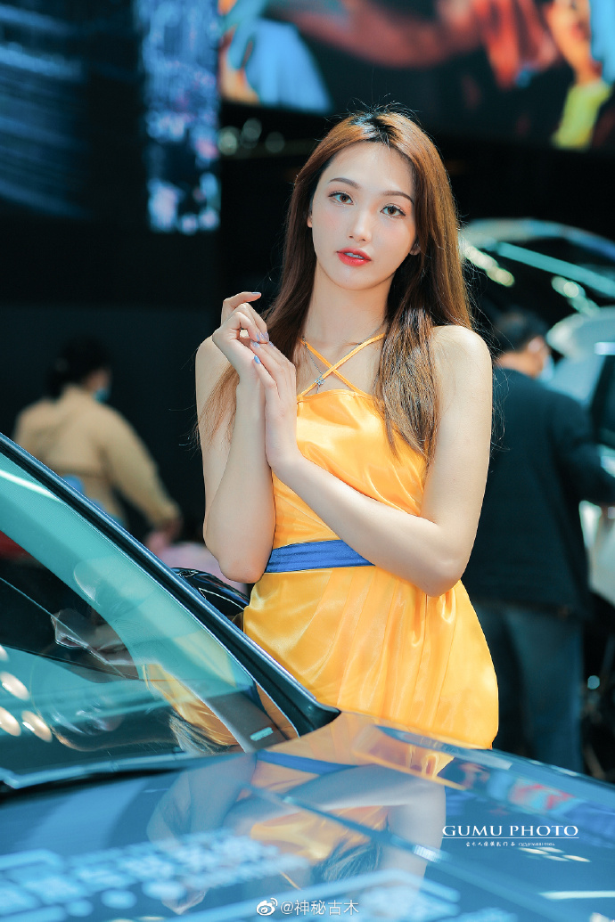 金发美女车模香肩诱惑精选图片