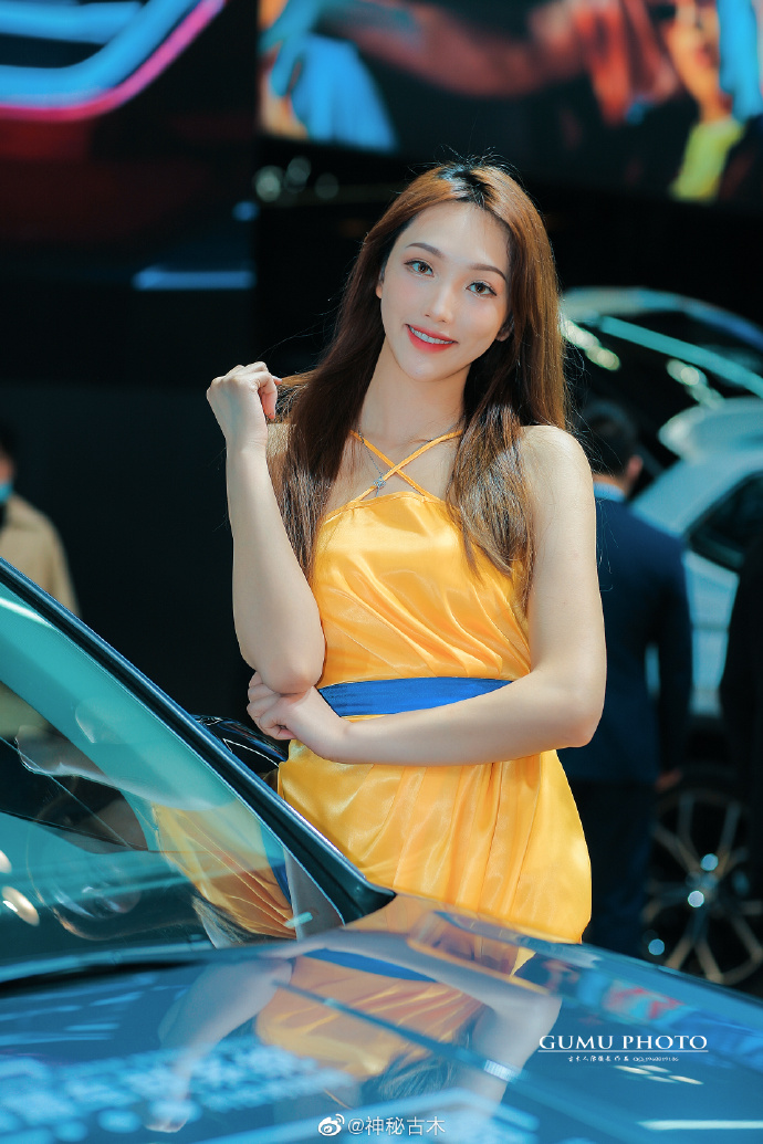 金发美女车模香肩诱惑精选图片