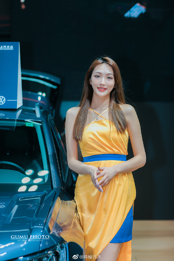 金发美女车模香肩诱惑精选图片