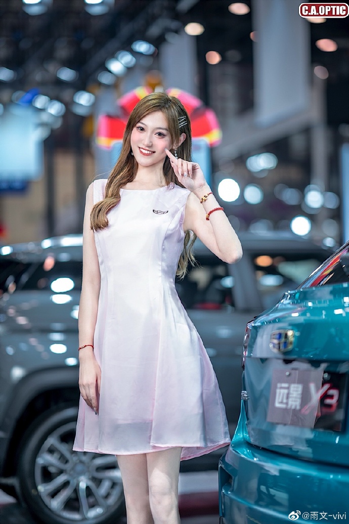 青春靓丽美女车模露齿甜笑写真