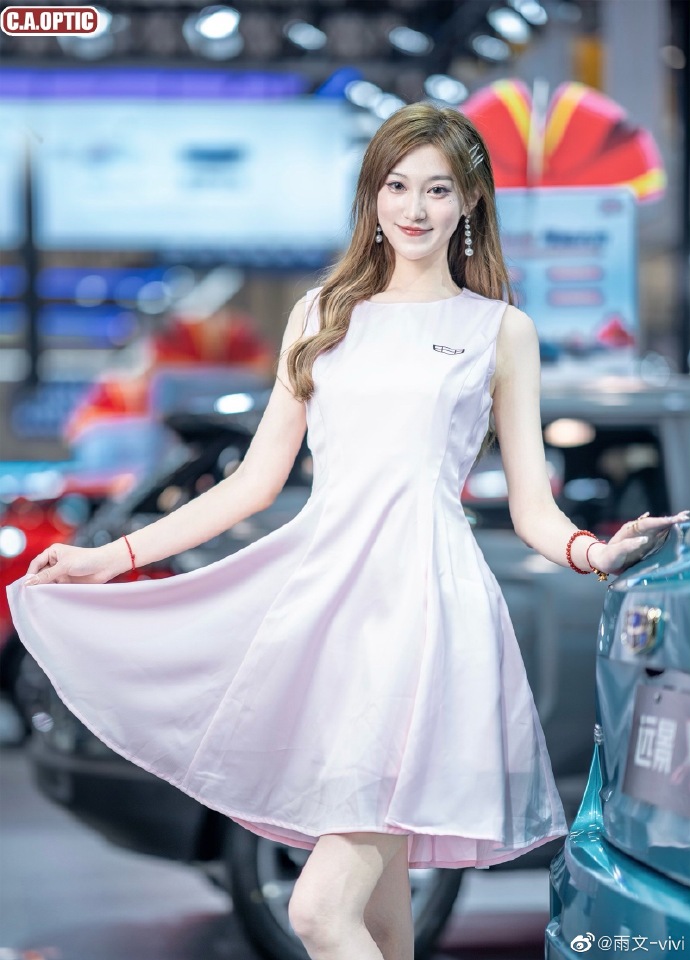 青春靓丽美女车模露齿甜笑写真