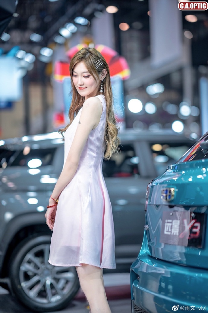 青春靓丽美女车模露齿甜笑写真