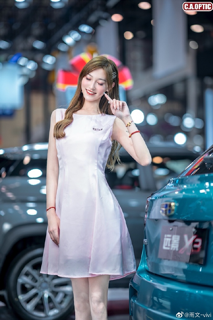 青春靓丽美女车模露齿甜笑写真