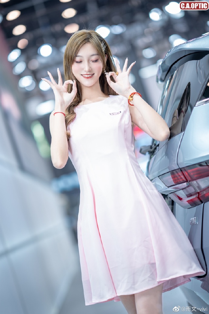 青春靓丽美女车模露齿甜笑写真