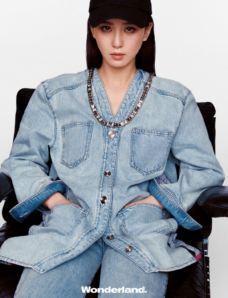 刘诗诗条纹衫棒球帽活力十足写真