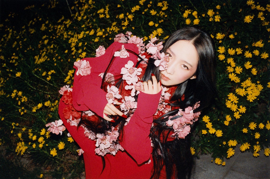 孟美岐神秘诡谲新专辑写真造型