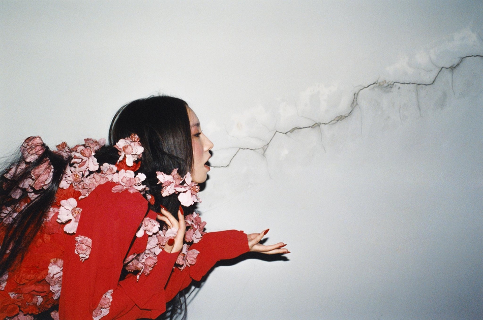 孟美岐神秘诡谲新专辑写真造型