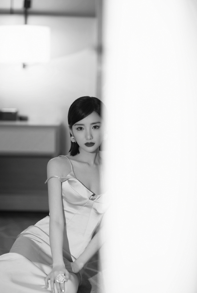 毛晓彤裸色长裙勾勒曼妙线条写真