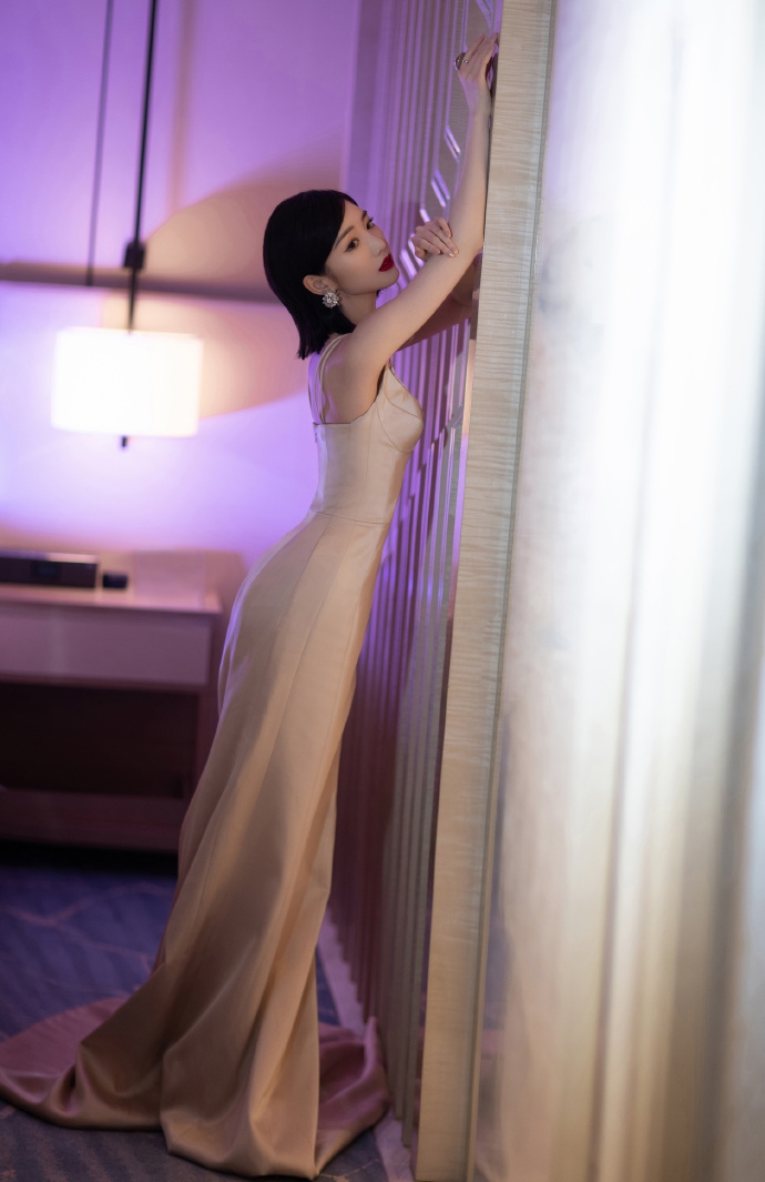 毛晓彤裸色长裙勾勒曼妙线条写真