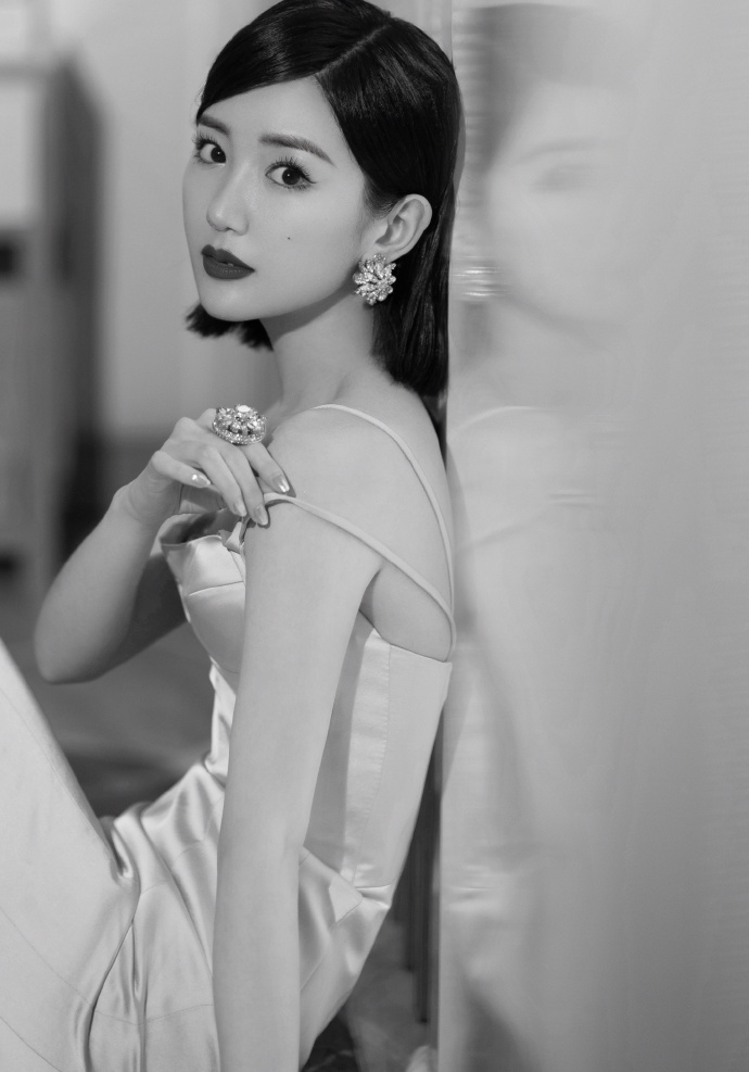 毛晓彤裸色长裙勾勒曼妙线条写真