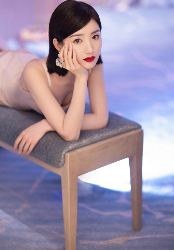 毛晓彤裸色长裙勾勒曼妙线条写真