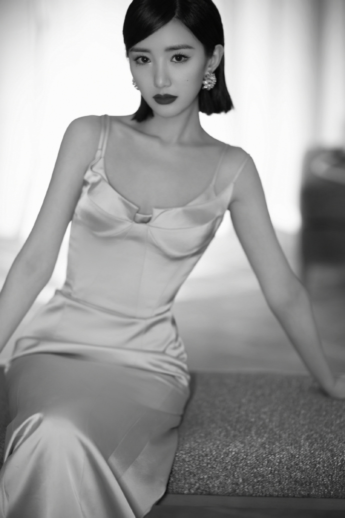 毛晓彤裸色长裙勾勒曼妙线条写真